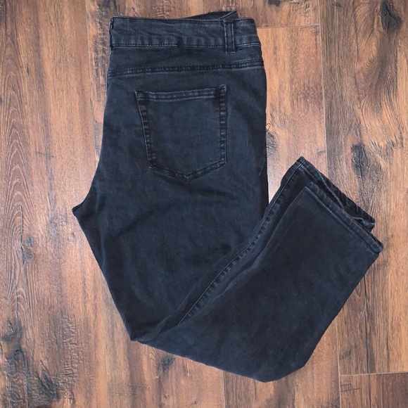 ❤️DISTRESSED PLUS SIZE JEANS❤️ - Picture 3 of 7